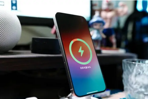 扶绥苹果15换屏服务分享用什么充电器给iPhone15充电更好 